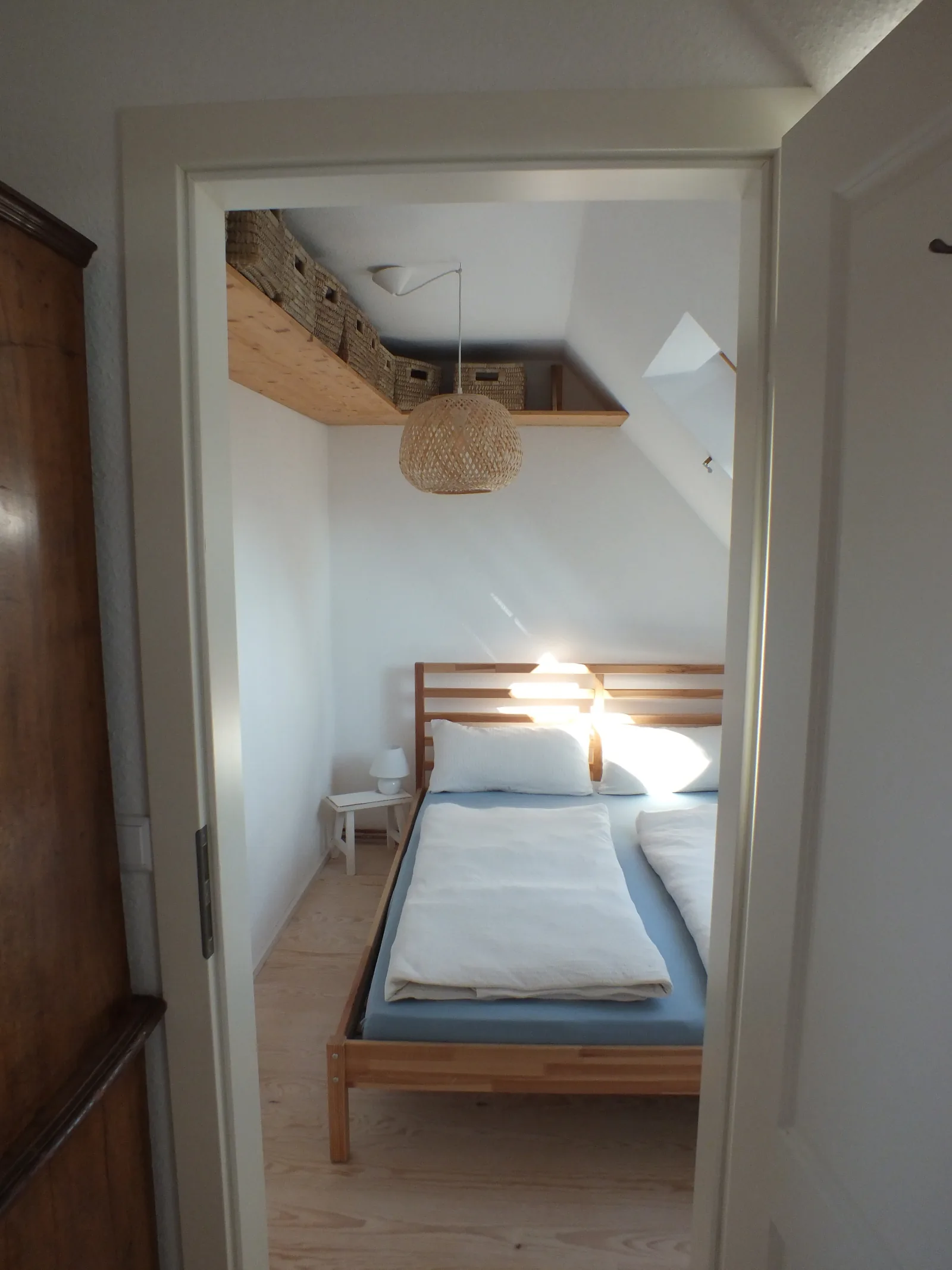 Schlafzimmer der Ferienwohnung unter der Dachschräge